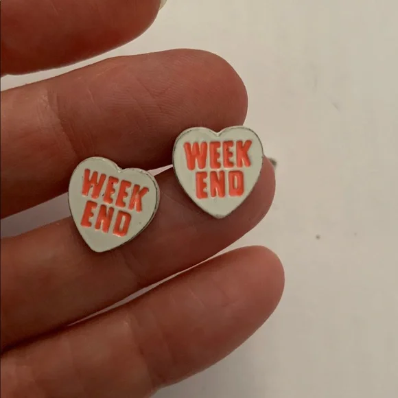 1/2” white painted weekend pierced earring in good condition - Picture 3 of 4